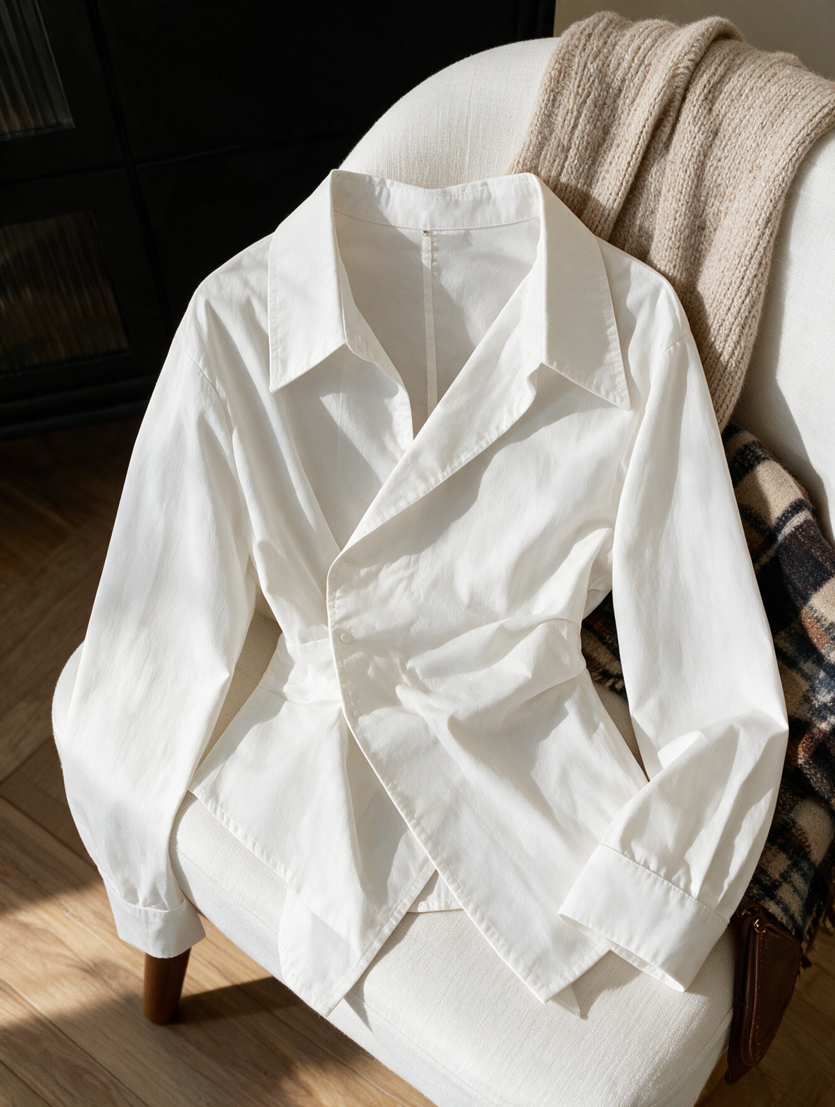 Camille · Blusa Irregular con Solapa Asimétrica